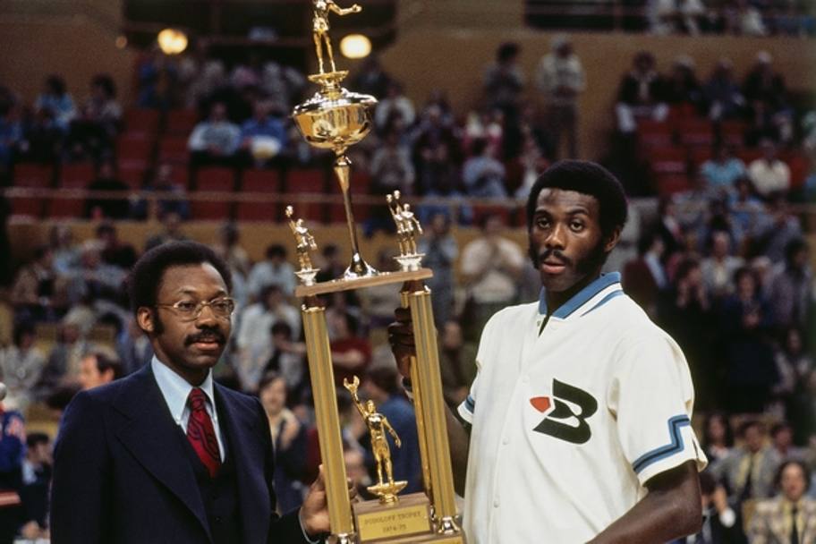 Nel 1974-75 McAdoo ha vinto il premio di mvp della regular season. E&#39; l&#39;unico ad averlo vinto a non essere stato scelto tra i migliori 50 giocatori di sempre nel 1996. (NBA/Getty Images)